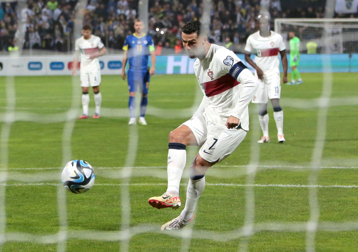 Ronaldo với cú sút phạt đền mở tỉ số cho Bồ Đào Nha trước Bosnia and Herzegovina - Ảnh: Reuters