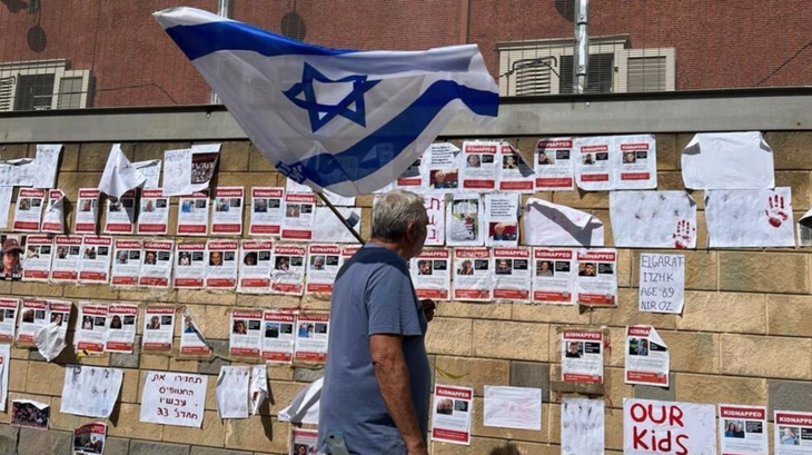 Các bức tường trên phố Kaplan nổi tiếng của Tel Aviv được bao phủ bởi khuôn mặt của các con tin do Hamas bắt giữ, ngày 15-10 - Ảnh: REUTERS