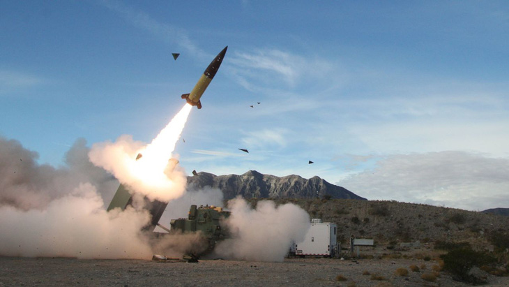 Tên lửa tầm xa ATACMS của Mỹ được Ukraine sử dụng lần đầu hôm 17-10 - Ảnh: AFP