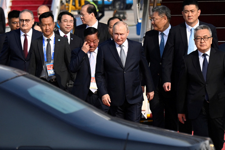 Tổng thống Nga Vladimir Putin đến sân bay quốc tế thủ đô Bắc Kinh, Trung Quốc ngày 17-10 - Ảnh; REUTERS