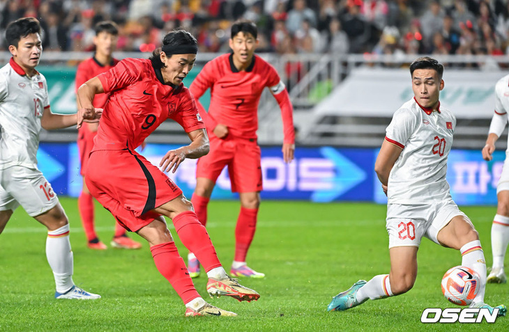 Việt Anh (số 20) đã thi đấu đầy nỗ lực trước Hàn Quốc - Ảnh: OSEN