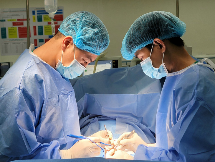 Phẫu thuật điều trị cho bệnh nhân tại Bệnh viện Xanh Pôn - Ảnh: BVCC