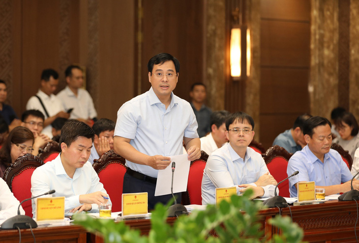 Ông Nguyễn Minh Tâm - chủ tịch UBND quận Hoàng Mai - phát biểu tại phiên giải trình - Ảnh: NGUYỄN HỢP