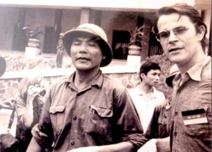Ông Bùi Văn Tùng (bên trái) - chính ủy Lữ đoàn xe tăng 203 - cùng nhà báo Borries Gallasch (Đức) tại sân dinh Độc Lập, Sài Gòn trưa 30-4-1975 - Ảnh tư liệu, chụp lại