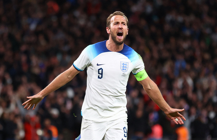 Niềm vui của Kane sau khi ghi bàn vào lưới tuyển Ý - Ảnh: REUTERS