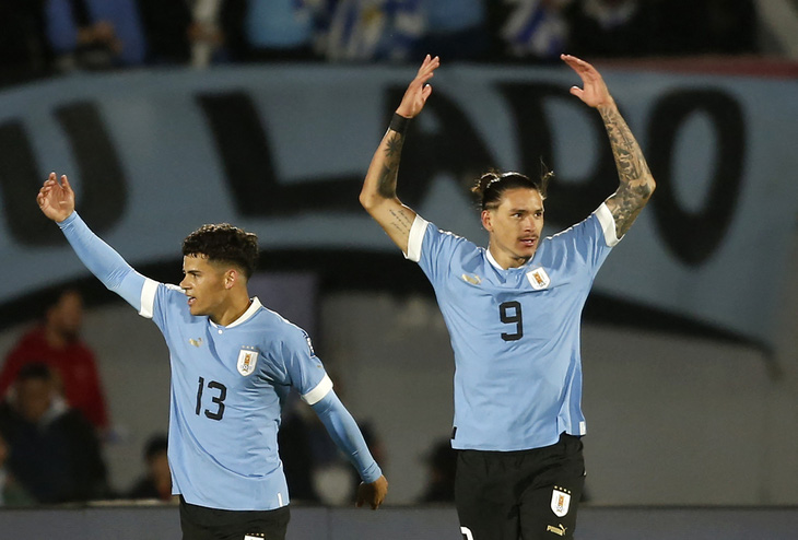 Nunez (phải) rực sáng giúp Uruguay thắng trận - Ảnh: REUTERS