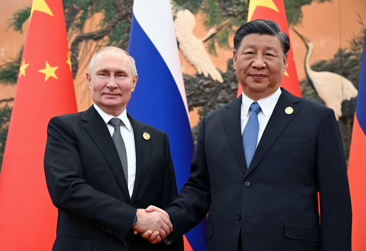 Tổng thống Nga Putin bắt tay Chủ tịch Trung Quốc Tập Cận Bình tại Diễn đàn Sáng kiến Vành đai và con đường (BRI) ngày 18-10 - Ảnh: REUTERS