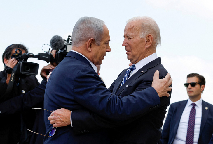 Tổng thống Mỹ Joe Biden (phải) ôm Thủ tướng Israel Benjamin Netanyahu ngay khi vừa đáp xuống thành phố Tel Aviv, Israel sáng 18-10 (giờ địa phương) - Ảnh: REUTERS