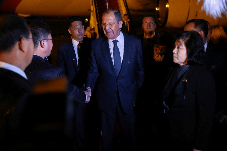 Ngoại trưởng Nga Lavrov tại buổi lễ đón ở sân bay khi ông vừa đến Bình Nhưỡng (Triều Tiên) tối 18-10 - Ảnh: REUTERS