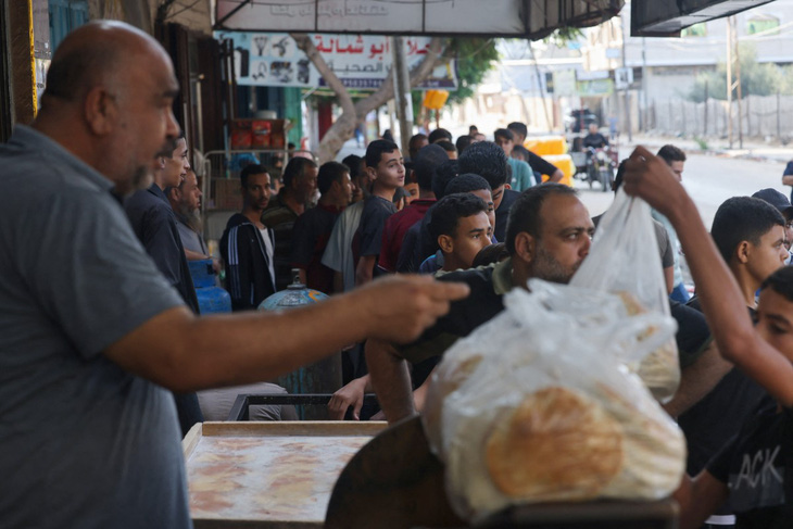 Người Palestine xếp hàng mua bánh mì ở phía nam Dải Gaza ngày 18-10 - Ảnh: AFP