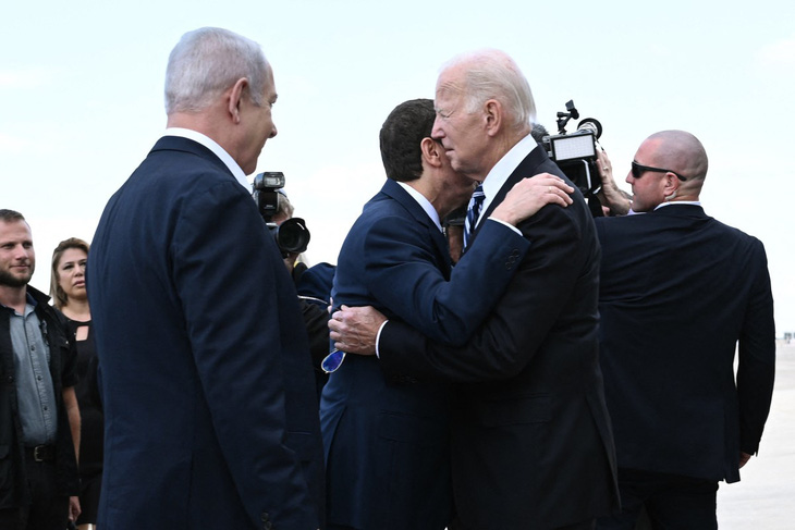 Tổng thống Mỹ Joe Biden ôm Tổng thống Israel Isaac Herzog - Ảnh: AFP