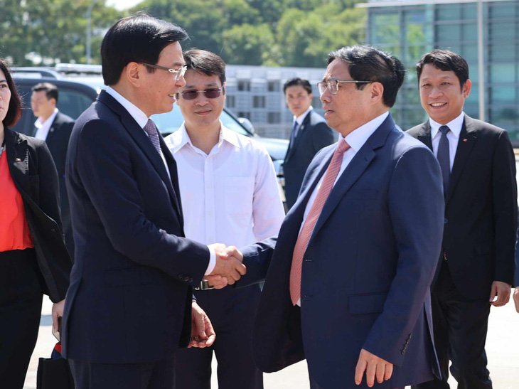 Bộ trưởng - Chủ nhiệm Văn phòng Chính phủ Trần Văn Sơn tiễn Thủ tướng tại sân bay - Ảnh: N.BẮC