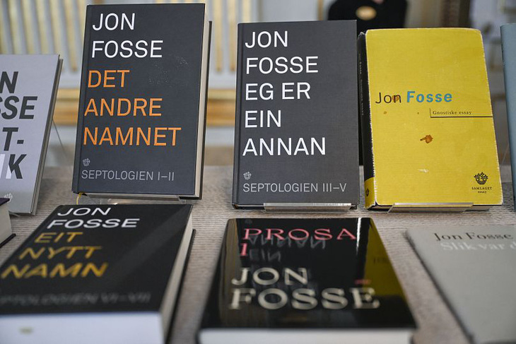 Sách của nhà văn Na Uy Jon Fosse được trưng bày tại Viện Hàn lâm Thụy Điển, ngay sau khi công bố giải Nobel Văn học 2023. Ảnh: StockholmPontus Lundahl/Pontus Lundahl/TT