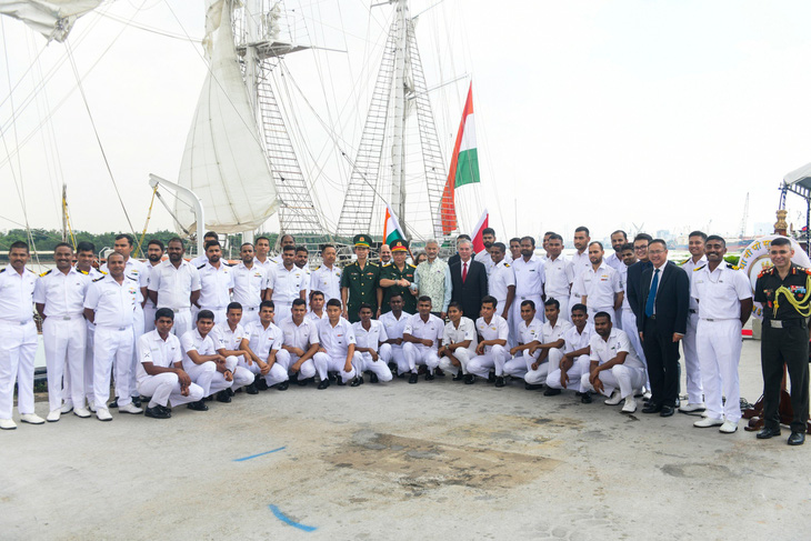 Đoàn hải quân Ấn Độ tại cảng Sài Gòn sáng 18-10 - Ảnh: QUANG ĐỊNH
