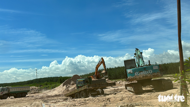 Mỏ cát của Công ty TNHH xăng dầu Đức Tín (xã Gia Huynh, huyện Tánh Linh, Bình Thuận) từng bị lập biên bản vi phạm, yêu cầu di dời hết máy móc ra ngoài, sau đó vẫn hoạt động rầm rộ - Ảnh: MAI THỨC