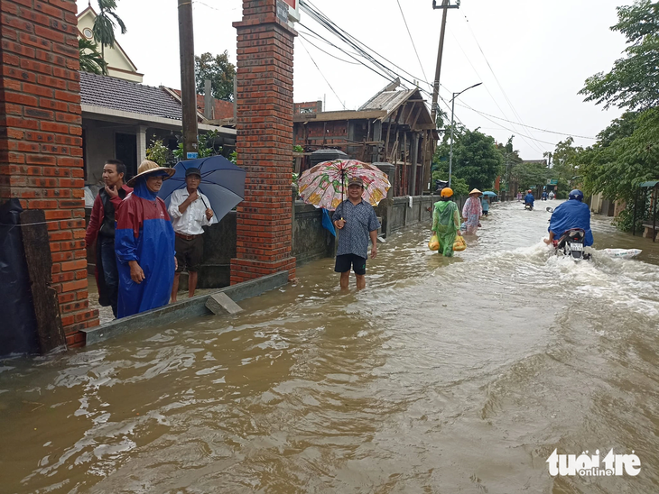 Nước lũ lên nhanh ở xã Hải Phong sáng 18-10 - Ảnh: NHƯ KHOA