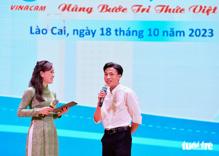 Giàng A Chính - vừa tốt nghiệp Trường Đại học Y Hà Nội, đang công tác ở Bệnh viện đa khoa khu vực Nghĩa Lộ (Yên Bái) đã về chia sẻ niềm vui với các tân sinh viên Tây Bắc hôm nay - Ảnh: NAM TRẦN