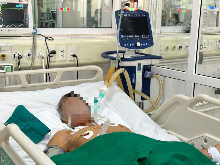 Người đàn ông nguy kịch, thở máy do mắc uốn ván sau khi cắt trĩ tại nhà - Ảnh: BVCC