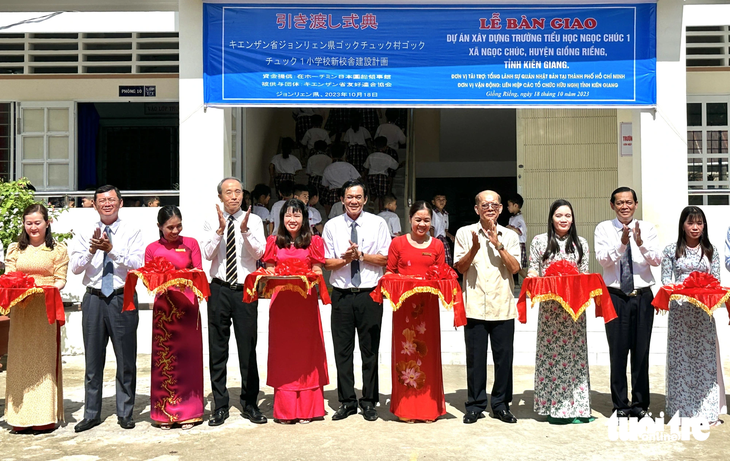 Các đại biểu cắt băng khánh thành 6 phòng học Trường tiểu học Ngọc Chúc 1, huyện Giồng Riềng, tỉnh Kiên Giang - Ảnh: HOA ÁNH
