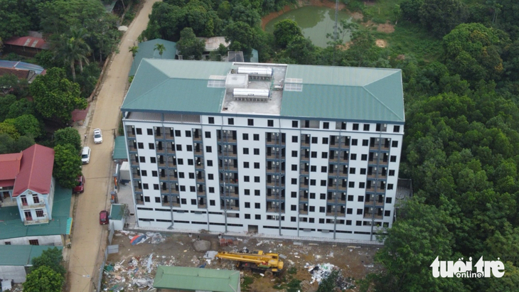 Căn chung cư mini có quy mô 9 tầng dù được cấp phép xây 3 tầng tại huyện Thạch Thất, Hà Nội - Ảnh: QUANG THẾ