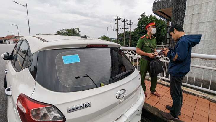 Một chủ xe đậu xe trên cầu Đông Ba (thành phố Huế) để tránh lũ bị xử phạt - Ảnh: NHẬT LINH
