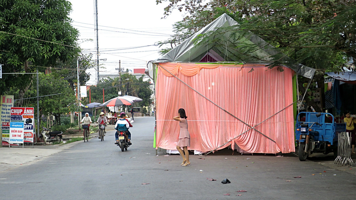 Người dân dựng rạp giữa đường làm đám cưới ở TP Nam Định - Ảnh: T.T.D.