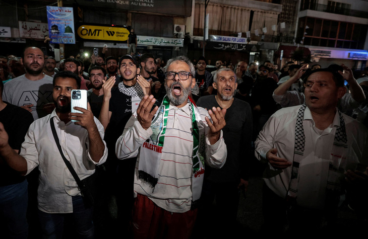 Người cầu nguyện và biểu tình ở Beirut (Lebanon) trước thông tin hàng trăm người Palestine chết vì vụ tấn công nhằm vào Bệnh viện Al-Ahli ở Dải Gaza ngày 17-10 - Ảnh: REUTERS