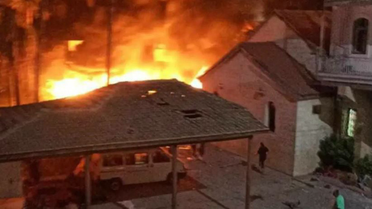 Bệnh viện Al-Ahli bị nhấn chìm trong khói lửa - Ảnh: AL ARABIYA