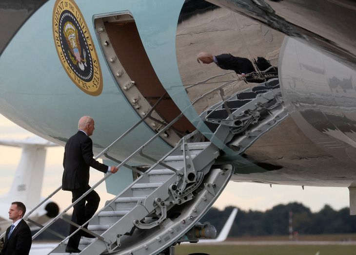 Tổng thống Mỹ Joe Biden tại căn cứ quân sự Joint Base Andrews, khởi hành cho chuyến đi Israel ngày 17-10 - Ảnh: REUTERS 
