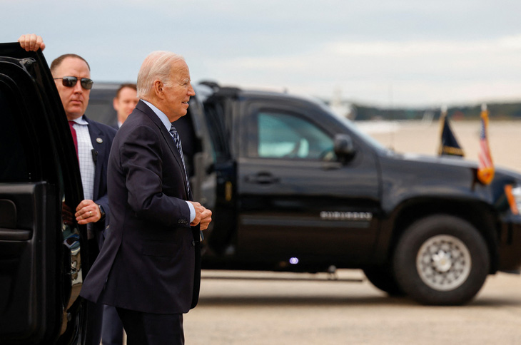 Tổng thống Mỹ Joe Biden tại căn cứ quân sự Joint Base Andrews, khởi hành cho chuyến đi Israel ngày 17-10 - Ảnh: REUTERS
