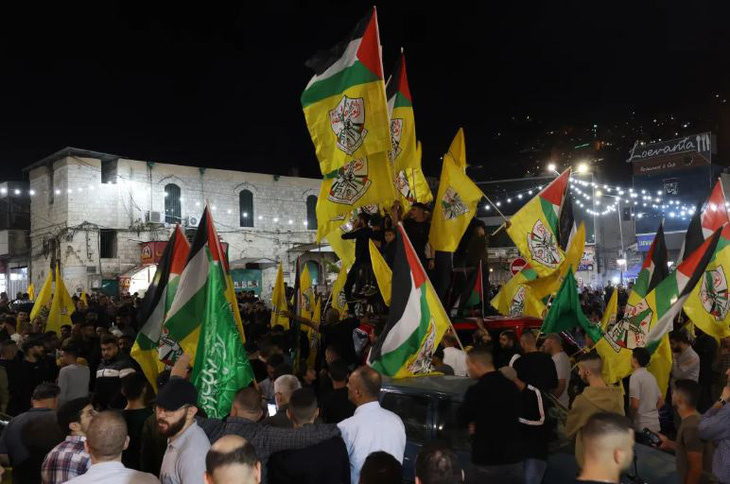 Người Palestine ở thành phố Nablus (Bờ Tây) biểu tình phản đối cuộc tấn công vào bệnh viện ở Gaza, tham gia làn sóng phẫn nộ khắp khu vực - Ảnh: EPA
