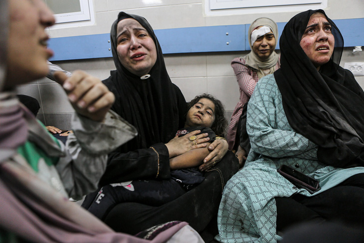 Cơ quan Y tế ở Dải Gaza cho biết đến nay hơn 500 người chết trong vụ tấn công vào Bệnh viện Al-Ahli Arabi ở Dải Gaza hôm 17-10 - Ảnh: AL JAZEERA