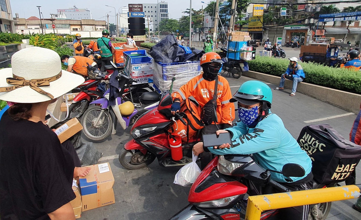 Sự bùng nổ dịch vụ trong khi "miếng bánh" thị trường chưa phát triển tương ứng dẫn đến cuộc cạnh tranh khốc liệt giữa các ứng dụng - Ảnh: CÔNG TRUNG