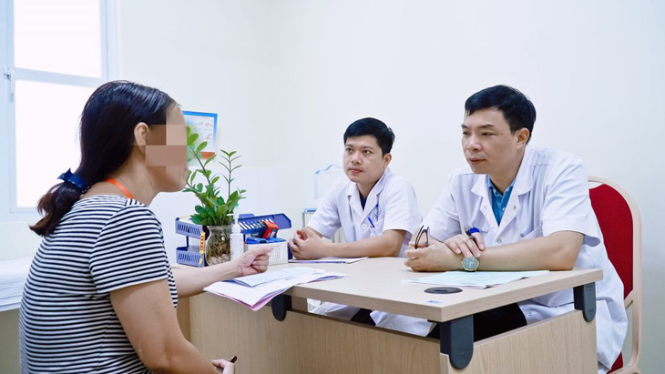 TS Dương Trọng Hiền - trưởng khoa phẫu thuật cấp cứu tiêu hóa, Bệnh viện Việt Đức - thăm khám và tư vấn cho bệnh nhân - Ảnh: BVCC