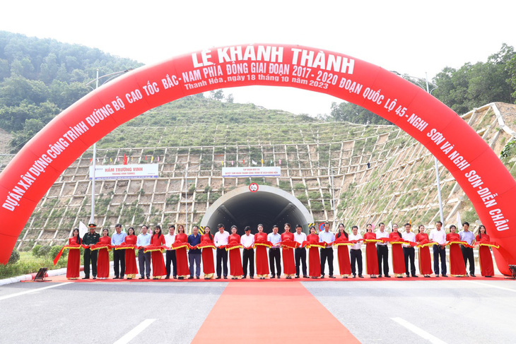 Phó thủ tướng Trần Hồng Hà cùng lãnh đạo các bộ ngành, UBND các tỉnh cắt băng khánh thành 2 dự án đường cao tốc - Ảnh: TRẦN HUY HÙNG