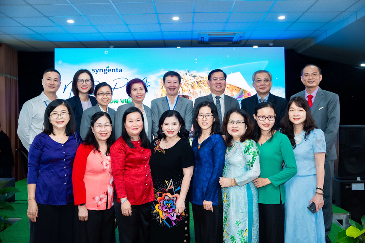 Phụ nữ nông thôn chụp ảnh lưu niệm cùng các chuyên gia và đại diện Công ty Syngenta Việt Nam - Ảnh: P.D.
