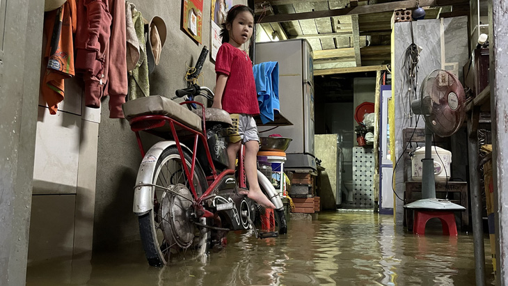 Nước tràn vào nhà dân ở vùng thấp trũng của TP Huế sáng 18-10 - Ảnh: BẢO PHÚ