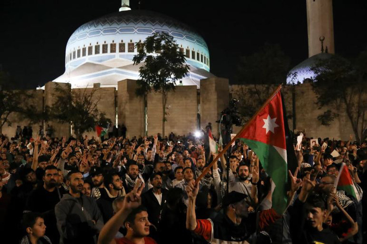 Người Jordan ở Amman (thủ đô của Jordan) tụ tập bên ngoài một nhà thờ Hồi giáo để bày tỏ sự đoàn kết với người Palestine ở Dải Gaza ngày 17-10 - Ảnh: REUTERS