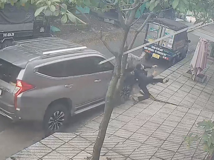 Camera ghi lại sự việc hai thanh niên bị ô tô tông té nhào, sau đó chạy bộ rời khỏi hiện trường - Ảnh cắt từ video clip