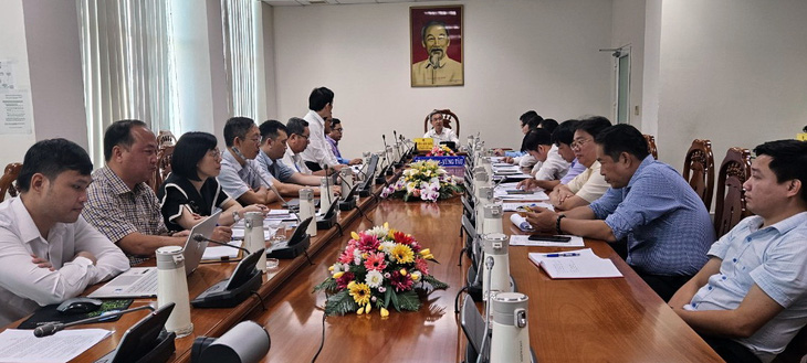 Ông Đặng Minh Thông, phó chủ tịch UBND tỉnh Bà Rịa - Vũng Tàu, làm việc với Sở Y tế và hai bệnh viện để giải quyết ngay tình trạng thiếu thuốc chữa bệnh vào ngày 18-10 - Ảnh: ĐÔNG HÀ
