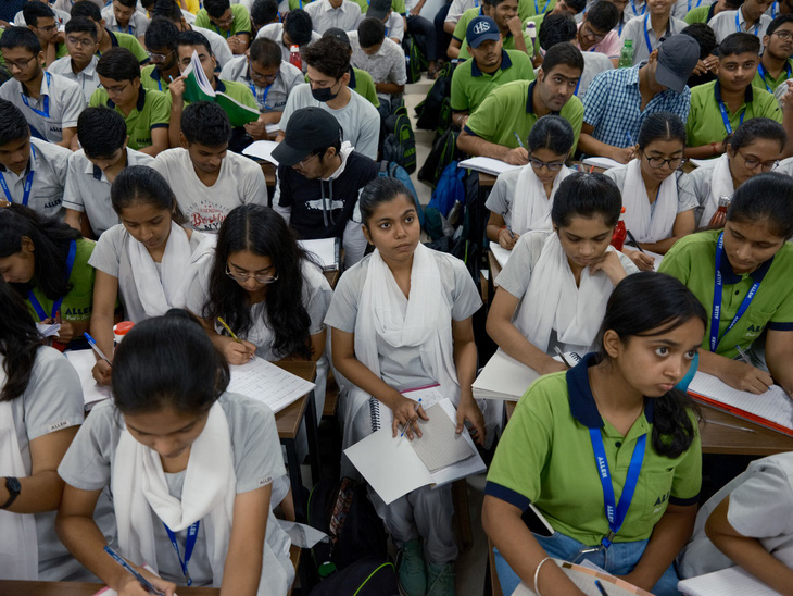 Cả trăm học sinh chen chúc trong một lớp luyện thi tại Kota, Ấn Độ. Ảnh: nytimes.com