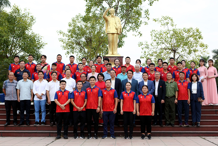 Lãnh đạo Liên đoàn Bắn súng Việt Nam và Trung tâm Huấn luyện thể thao quốc gia Hà Nội tổ chức lễ khen thưởng các xạ thủ đạt thành tích xuất sắc trong năm 2023 - Ảnh: HOÀNG TÙNG