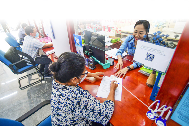 Người dân làm thủ tục hành chính tại quận Phú Nhuận, TP.HCM - Ảnh: QUANG ĐỊNH