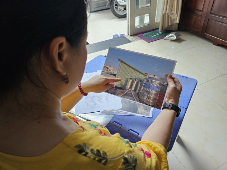 Con gái bà Sáu đã cung cấp đầy đủ hình ảnh về phần công trình xây 'lụi' cho phường 11 và quận Gò Vấp trong quá trình giải quyết vụ việc - Ảnh: ÁI NHÂN