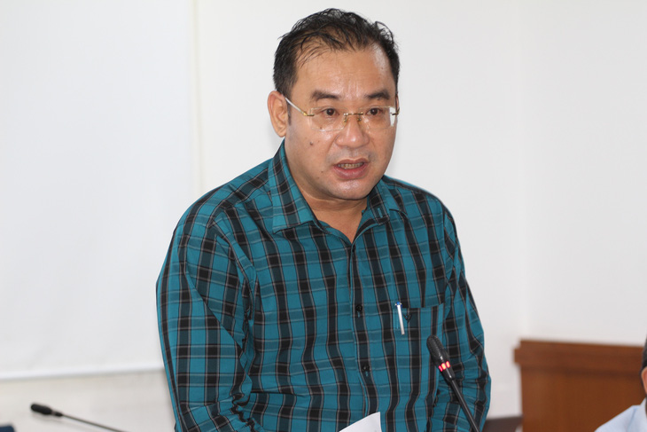 Ông Nguyễn Quốc Bình - phó chủ tịch UBND quận Tân Phú - thông tin tại họp báo - Ảnh: T.N