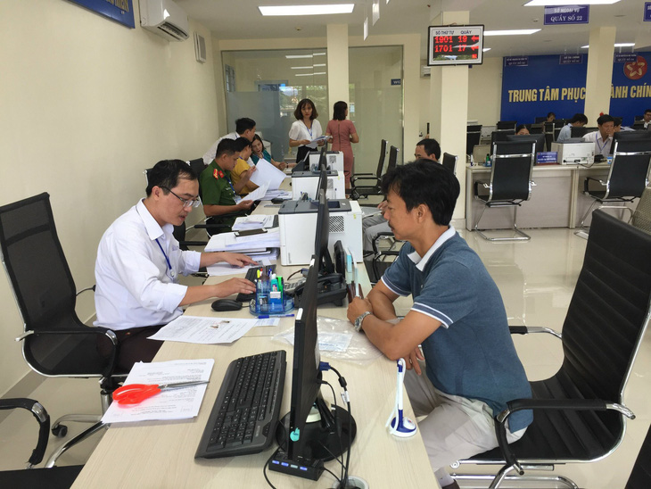 Người dân làm thủ tục tại Trung tâm Phục vụ hành chính công tỉnh Quảng Trị - Ảnh: NHƯ QUỲNH