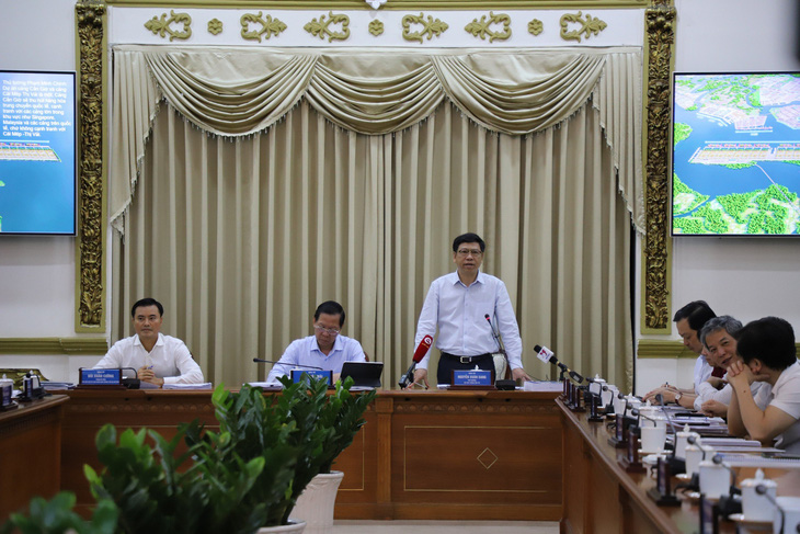 Tại hội nghị, Thứ trưởng Bộ Giao thông vận tải Nguyễn Xuân Sang cho biết Bộ   Giao thông vận tải  đánh giá cao cách làm của TP.HCM trong việc tổ chức lấy ý kiến rộng rãi trong quá trình hoàn thiện đề án cảng trung chuyển quốc tế Cần Giờ - Ảnh: S.N.