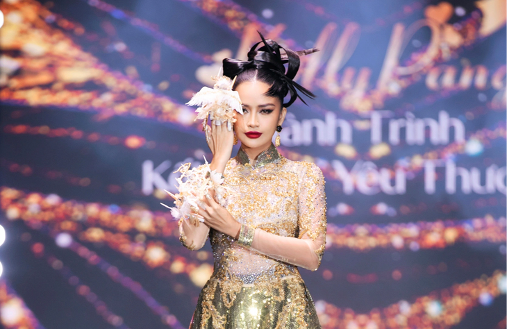 Hoa hậu Ngọc Châu với bộ nail mang tên Hồn nail Việt - Ảnh: KIẾNG CẬN TEAM