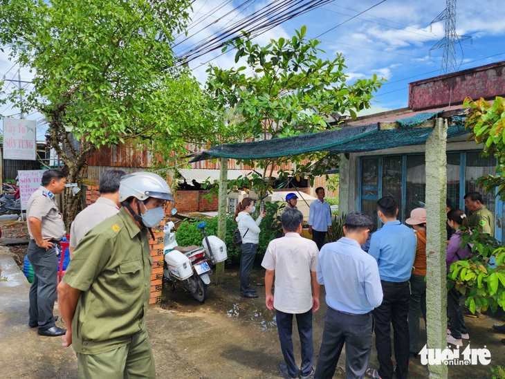 Chi cục Thi hành án dân sự huyện Châu Thành đã thành lập đoàn cưỡng chế căn nhà 242 để trao cho anh Phạm Thanh Tùng vào sáng 19-10 - Ảnh: BỬU ĐẤU