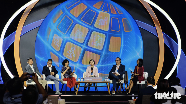 Bà Lại Việt Anh (thứ ba từ trái qua) cho biết Bộ Công Thương đang phối hợp nhiều đơn vị để giúp doanh nghiệp Việt bán hàng ra toàn cầu - Ảnh: BÔNG MAI